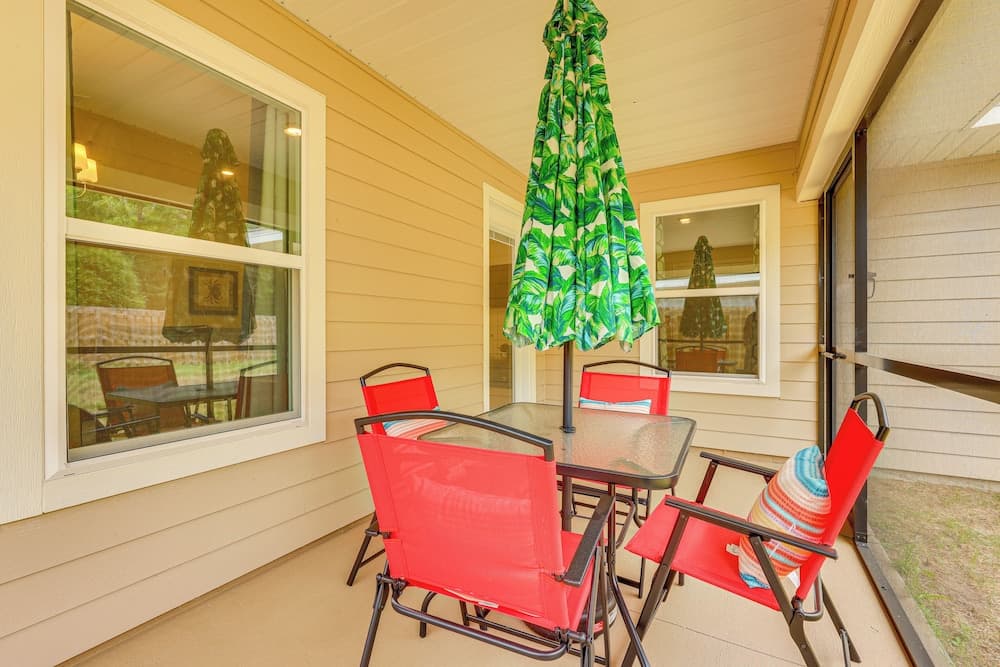 15 Mi to UF: Home w/ Furnished Porch in Alachua!