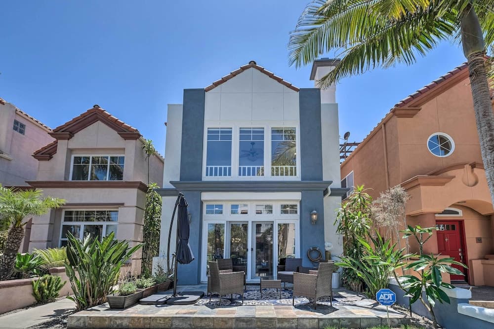 Oceanside Home w/ Rooftop Patio - Steps to Beach!