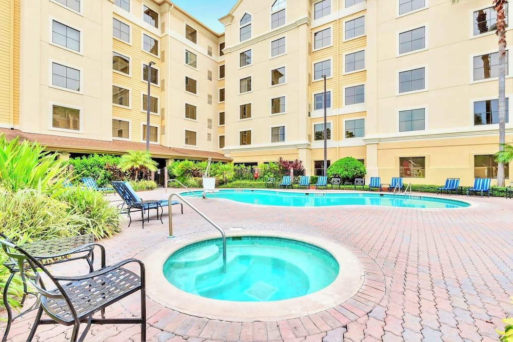 Cozy 1BR Condo w Pool - Near Universal Studios