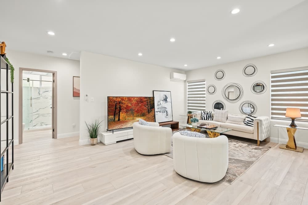 Modern New 3B Home Fully Stocked Cozy Sunlight