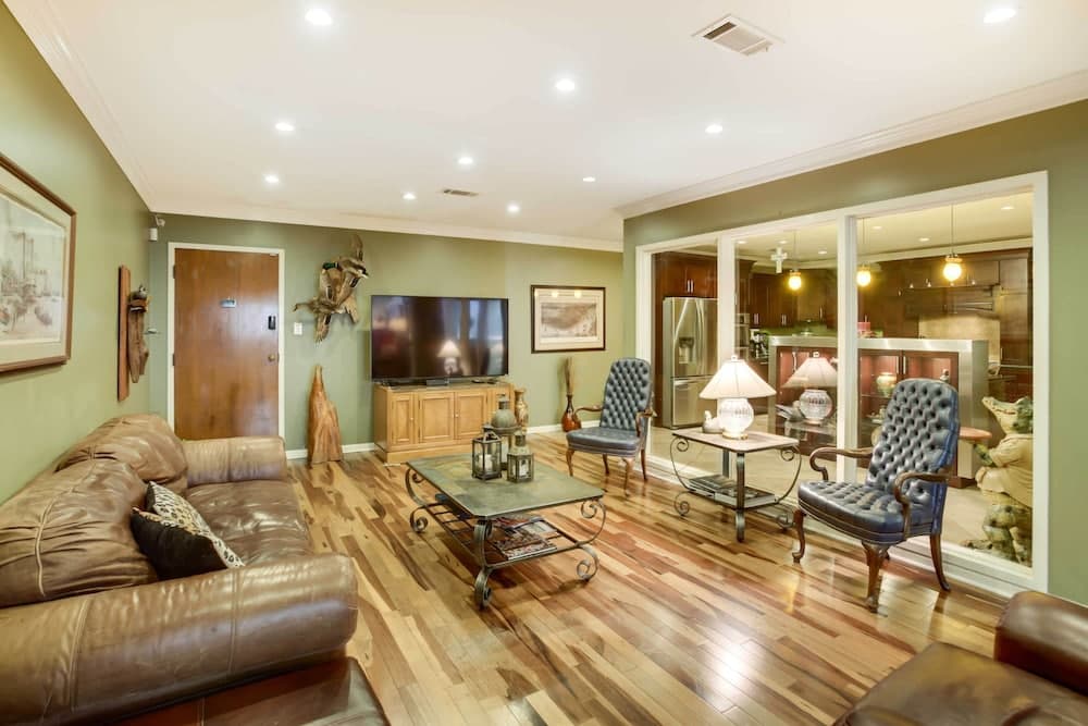 Chic Baton Rouge Apt ~ 3 Miles to LSU Campus!