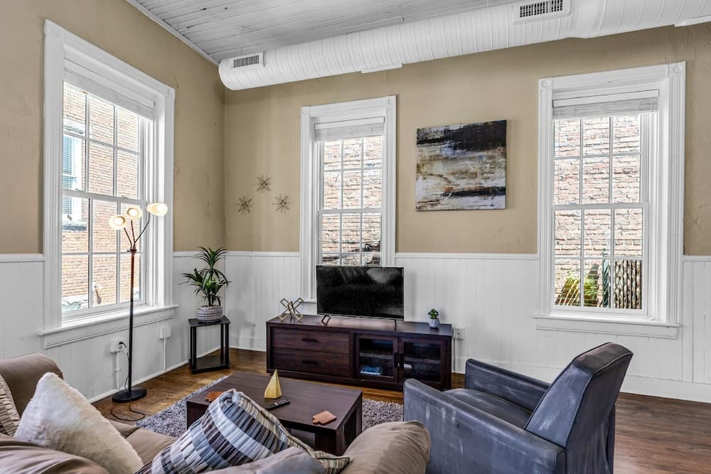 Downtown Delight - Private Balcony - Downtown Condo