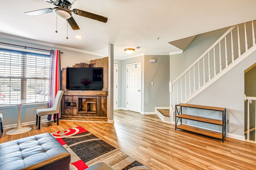 Spacious Dundalk Townhome: 8 Mi to Inner Harbor!