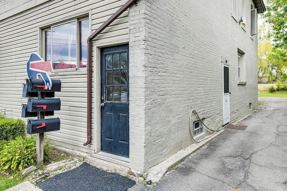 13 Mi to Buffalo: Cozy Apartment in Depew!