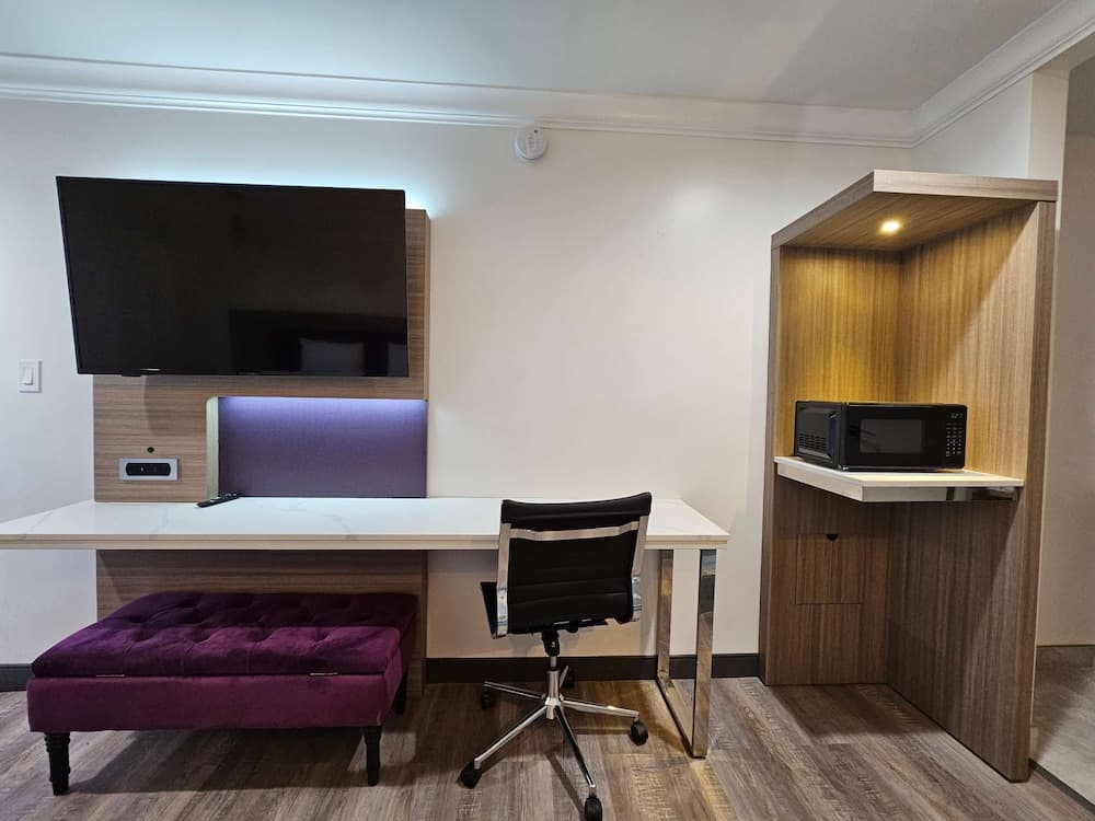 Travelodge by Wyndham Fullerton Near Anaheim