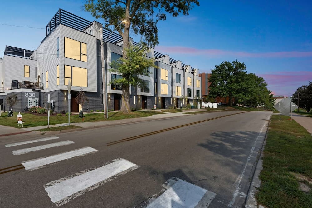 New Modern Townhome With Rooftop Patio 2 Bedroom Townhouse by RedAwning