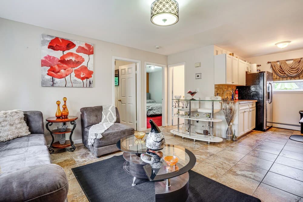8 Mi to Long Beach: Cozy Apt w/ Fenced Yard!