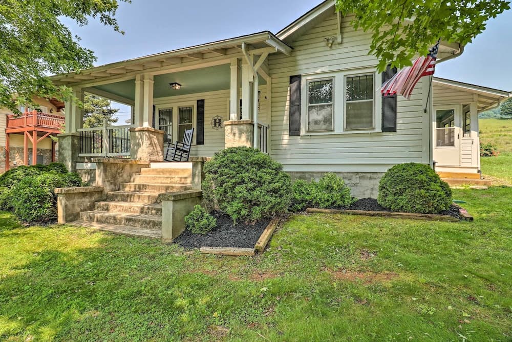 Cozy Home w/ Views < 1 Mi to Lake Junaluska!