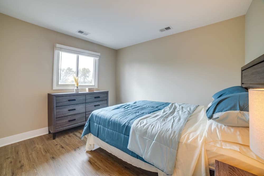 Renovated Munster Condo - 15 Mi to Lake Michigan!