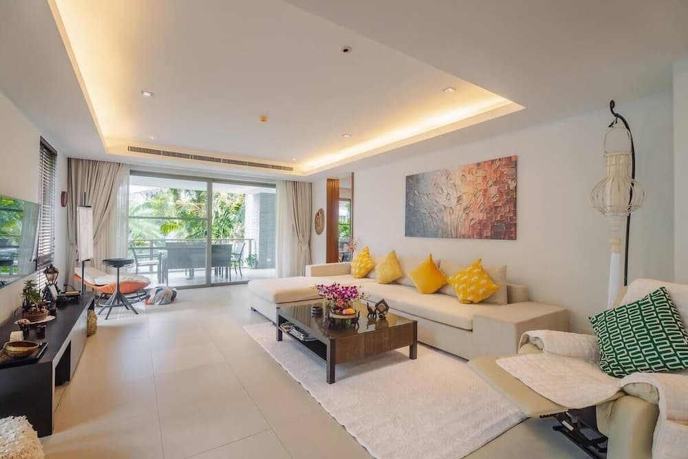 Elegant Beachfront 3BR Condo at Pearl of Naithon