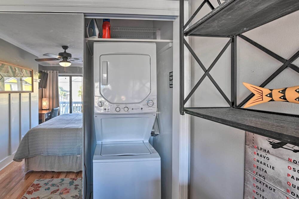 Eclectic Condo w/ Balcony: 1 Block to Beach!