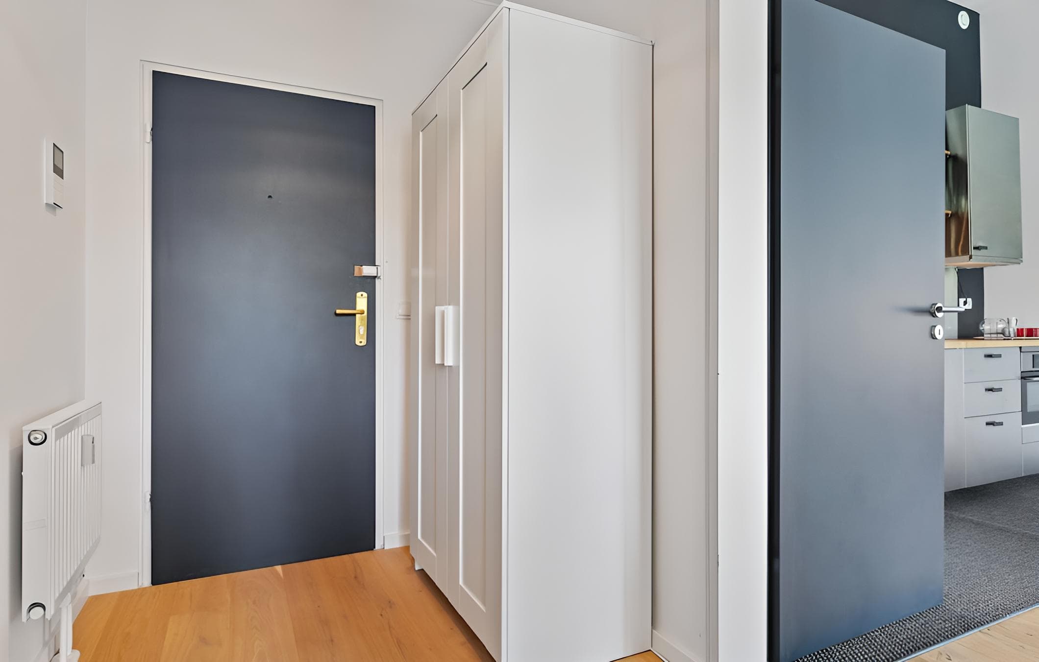 Elegant 1BR Apt: Balcony, Pool, Central Location