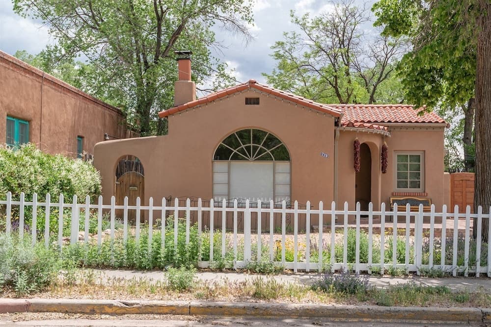 Casa O'keeffe - Five-minute Walk to The Plaza, Quiet Neighborhood, Comfort and Convenience