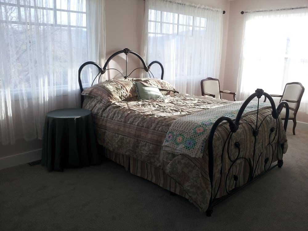 Harvelle House Bed & Breakfast