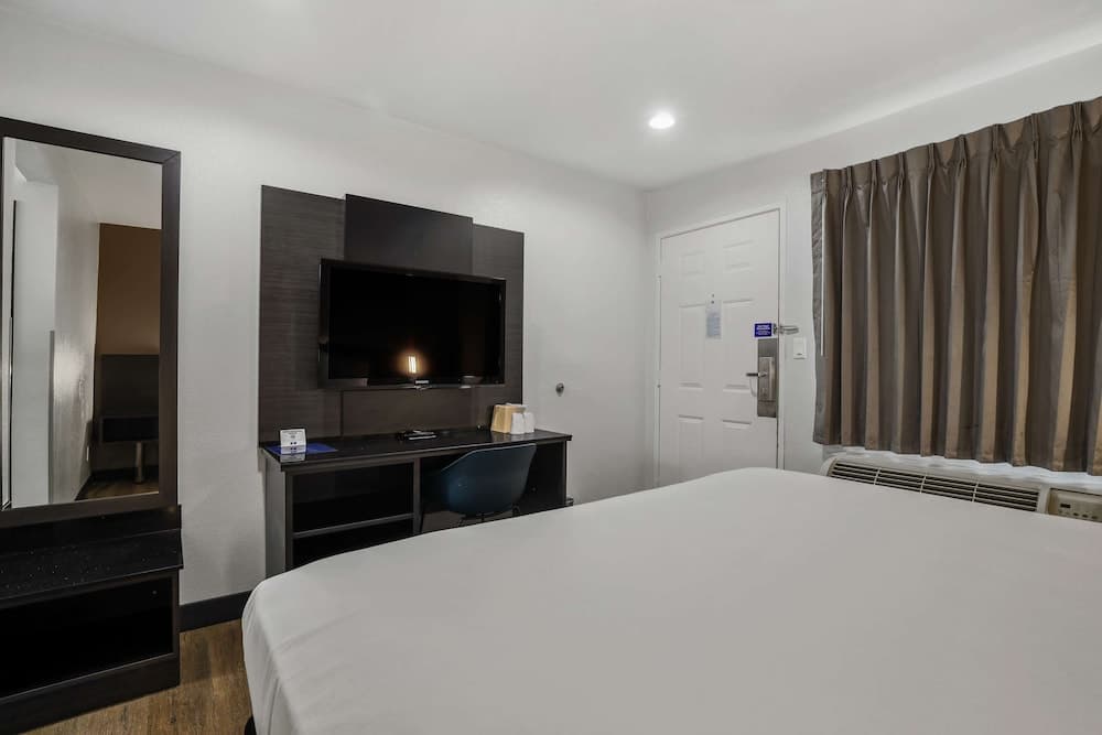 Studio 6 Suites Escondido, CA