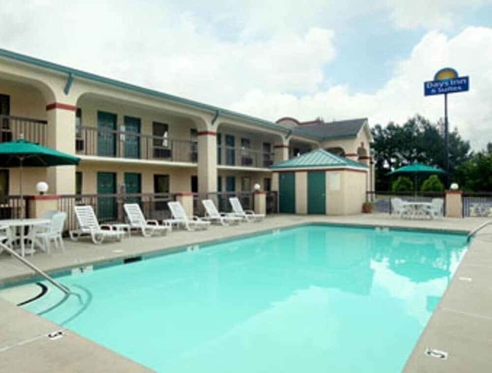 Days Inn & Suites by Wyndham Columbia Airport