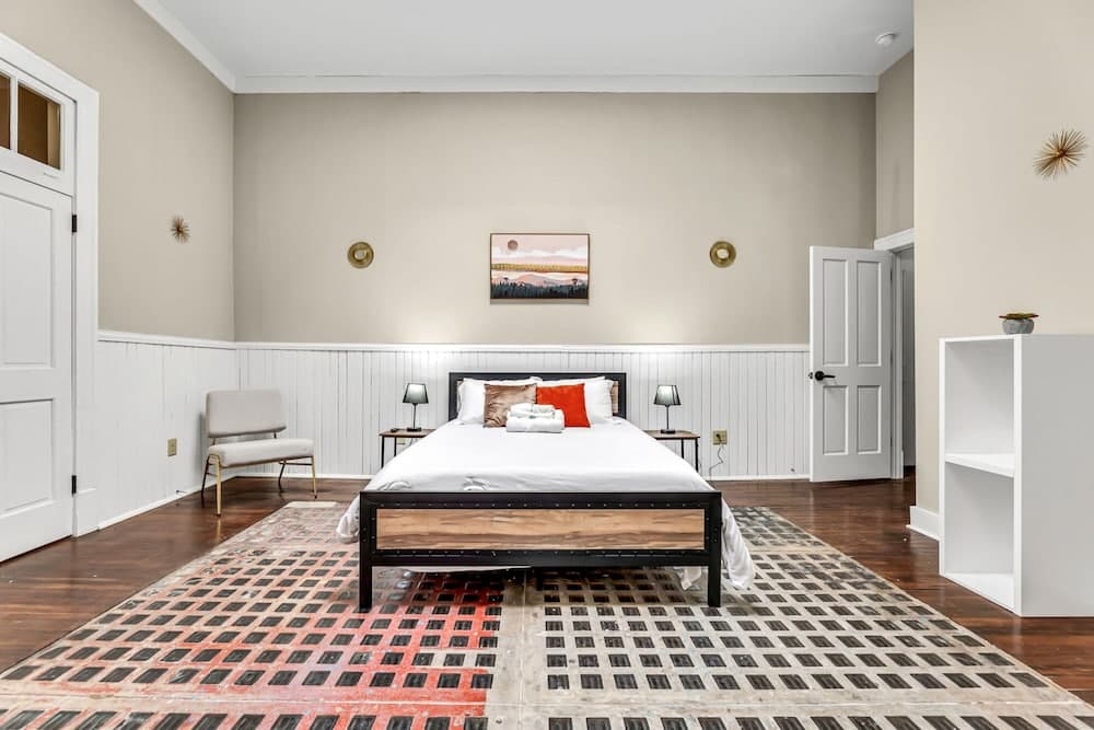 Elm St. Retro Retreat - Downtown Condo
