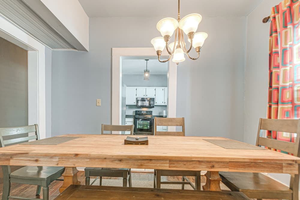 Family Retreat w/ Yard < 1 Mi to Dtwn Durham!