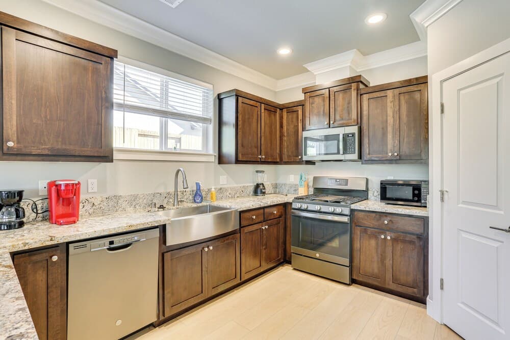 5 Mi to Shasta Lake: Newly Built Home w/ Backyard!