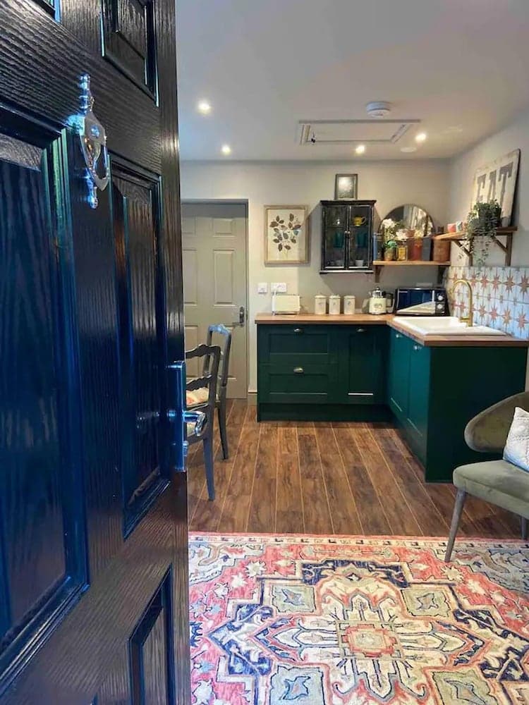 1 Bed Studio Sleeps 2 -patio -garden -dogs Ok