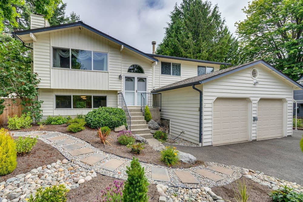 Kenmore Retreat w/ Shared Hot Tub - 1 Mi to Lake!
