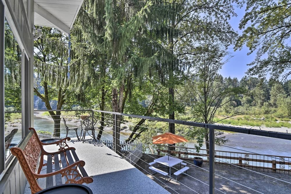 Waterfront Troutdale Hideaway: Sandy River Fishing