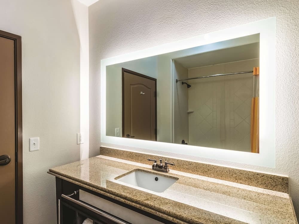 La Quinta Inn & Suites by Wyndham Dallas Grand Prairie South