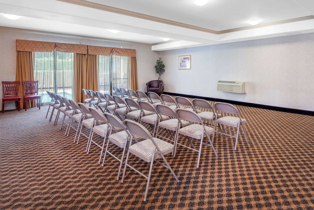 Howard Johnson Hotel & Suites by Wyndham Pico Rivera