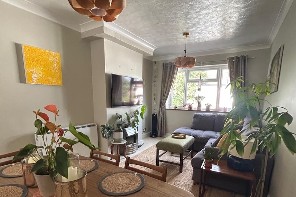 Homely 2-bed Apartment - Sleeps 3 & Parking