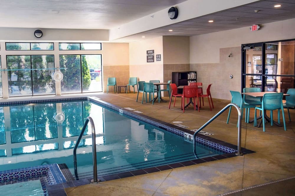 Comfort Inn & Suites NW Milwaukee