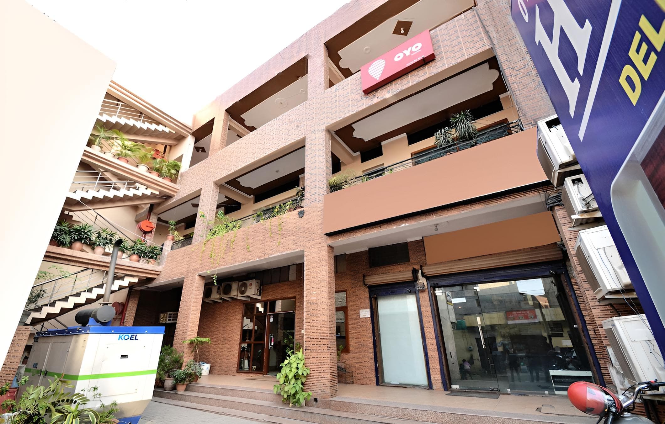 OYO 4738 Hotel Re-Birth