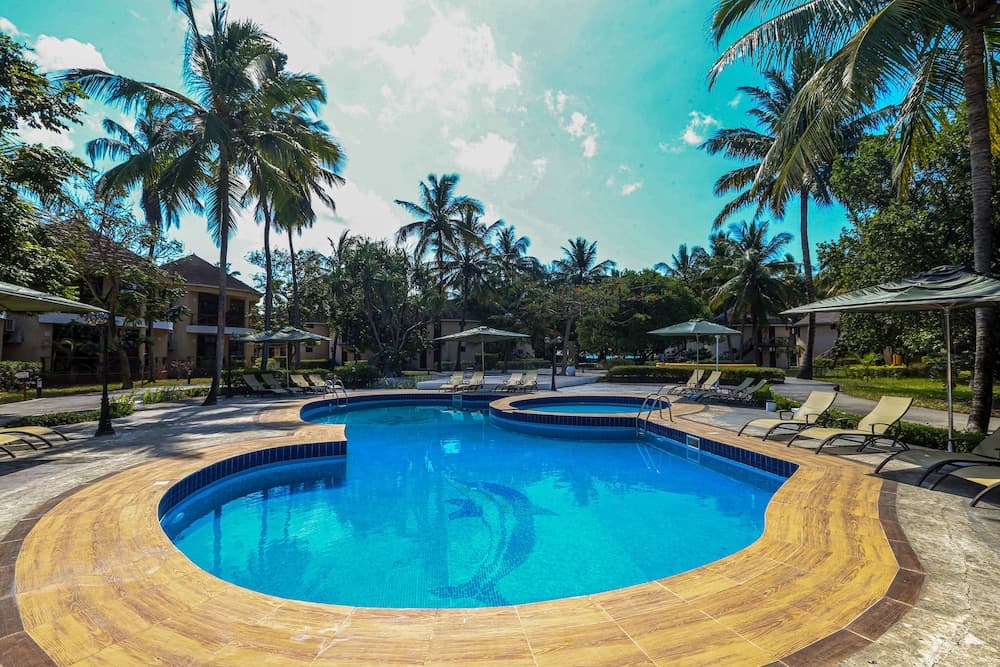 Kae Beach Zanzibar by Sansi