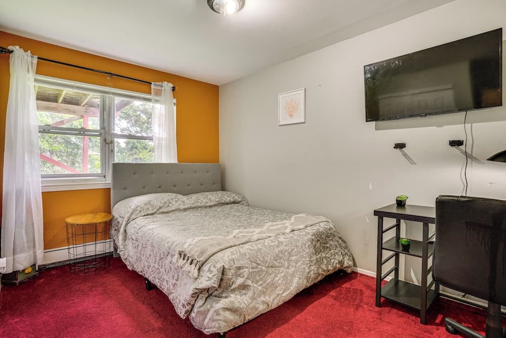 8 Mi to Long Beach: Cozy Apt w/ Fenced Yard!