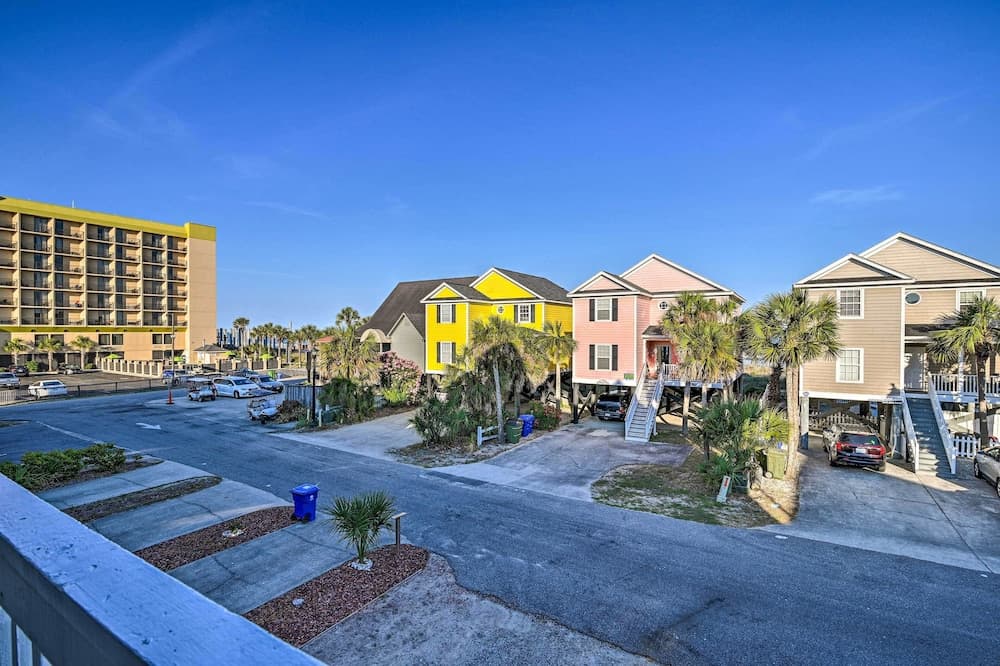 Eclectic Condo w/ Balcony: 1 Block to Beach!