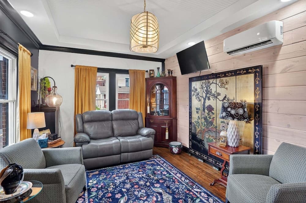 Historic 1920s Stay, Columbia House Unit A 1 Bedroom Apts