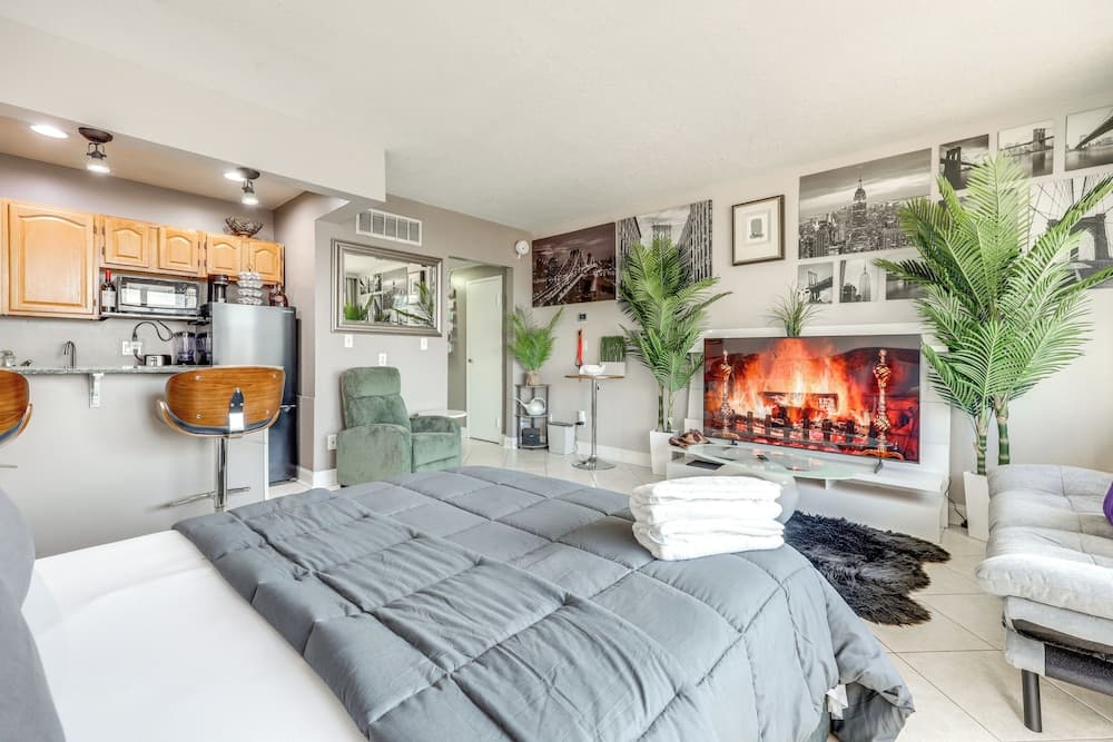 Downtown Studio w/ City Views in Jacksonville!