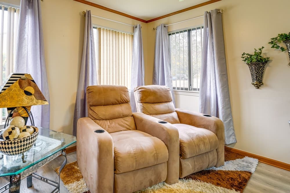 Cozy Clinton Township Condo: 3 Mi to Anchor Bay!
