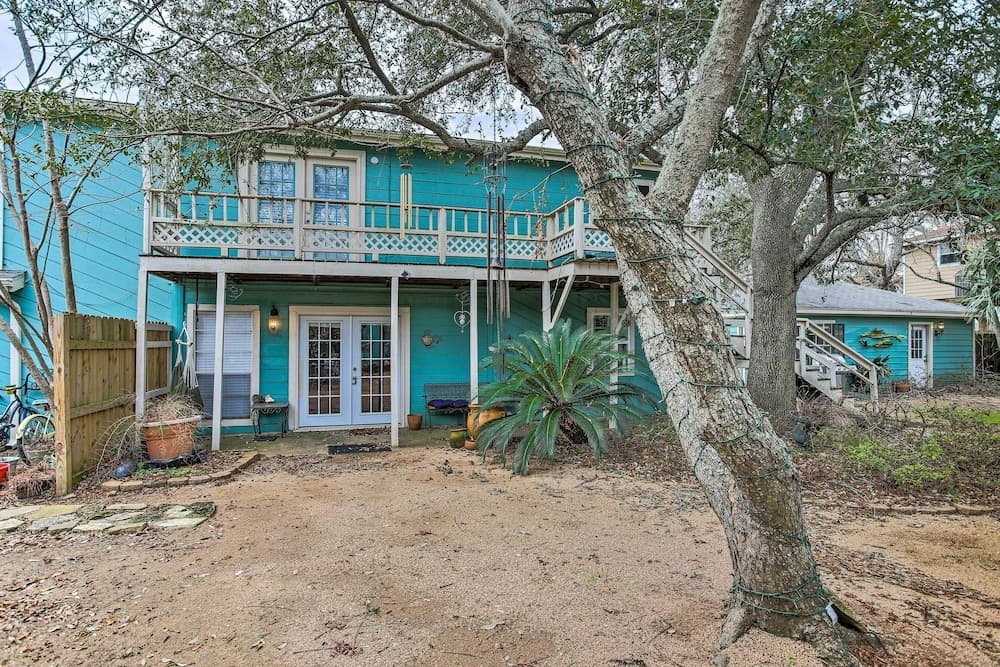 Walk to Coast: Galveston Bay Retreat w/ Grill