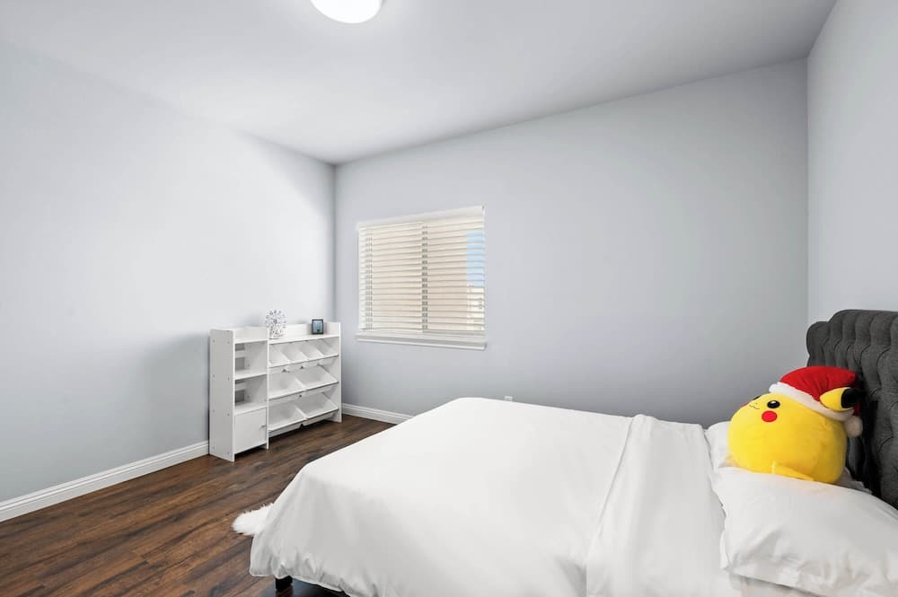 Modern Spacious Home Bright, Family Group Friendly