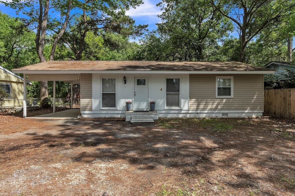 Cozy And Peaceful - Great Outdoor Space 3 Bedroom Home by Redawning