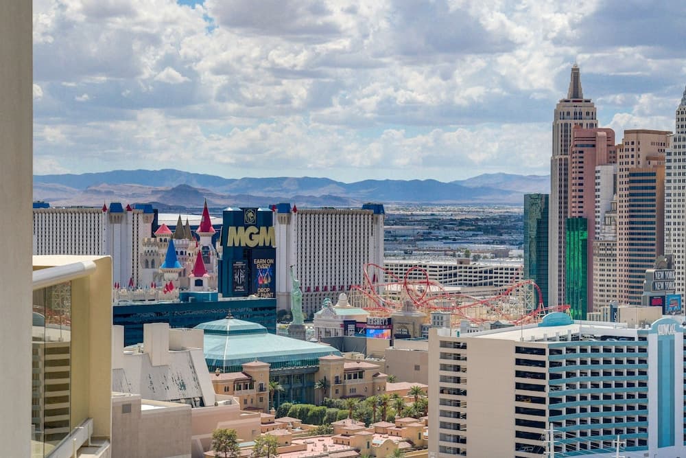 Studio 25 HIGH FLR MGM Signature Balcony