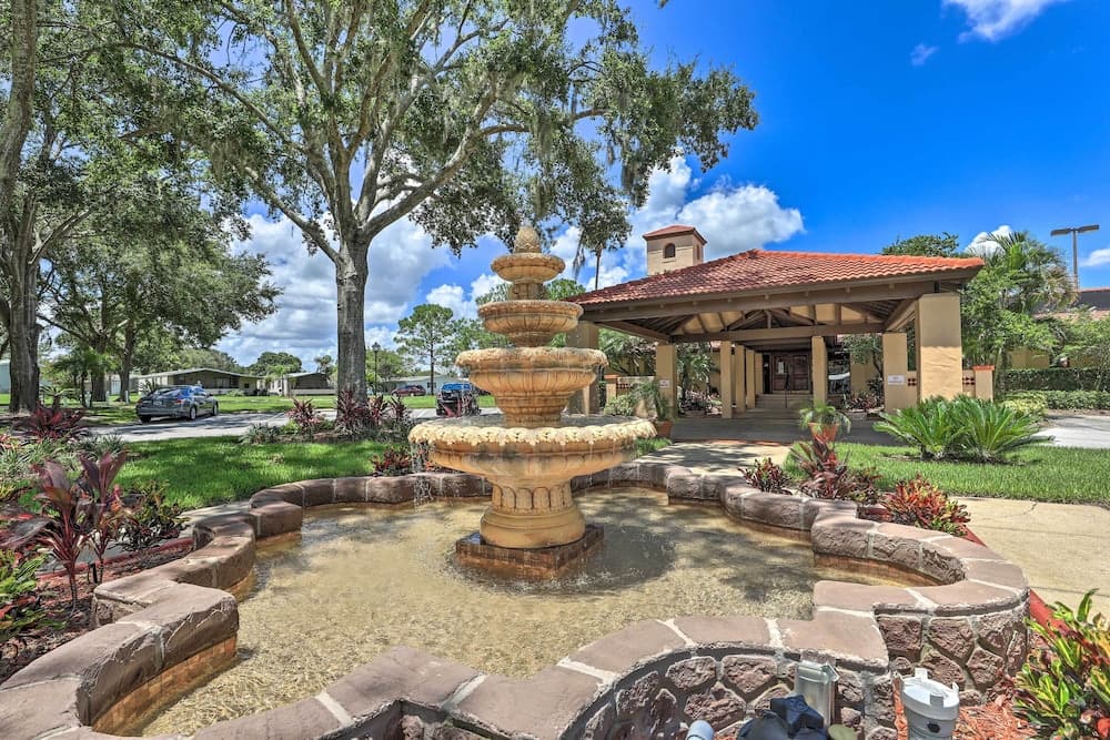 Steps to Pool: Winter Garden House w/ Lanai!