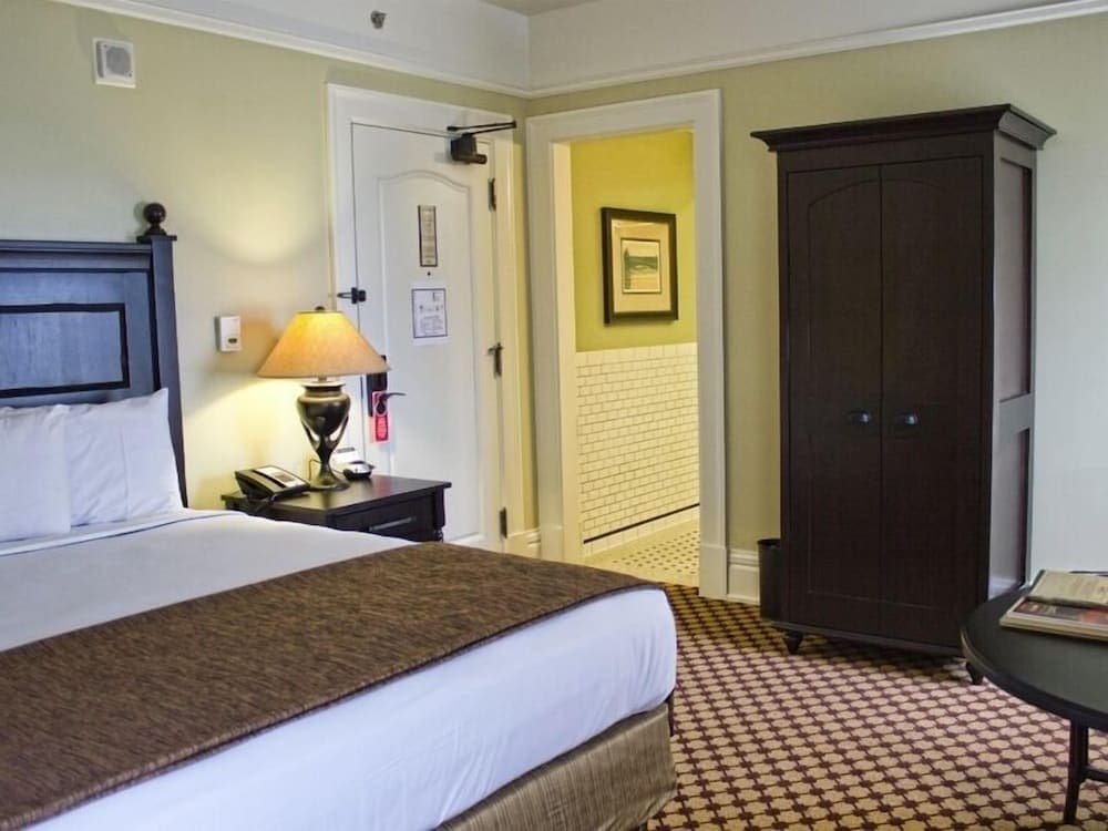 Lake Yellowstone Hotel & Cabins - Inside the Park