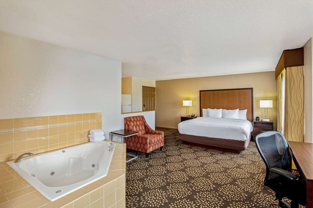 La Quinta Inn & Suites by Wyndham Las Vegas Red Rock