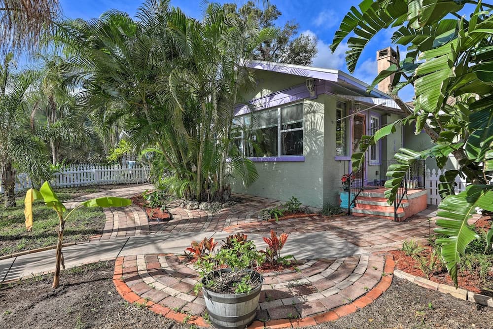 Historic Bradenton Cottage ~ 1 Mi to Downtown