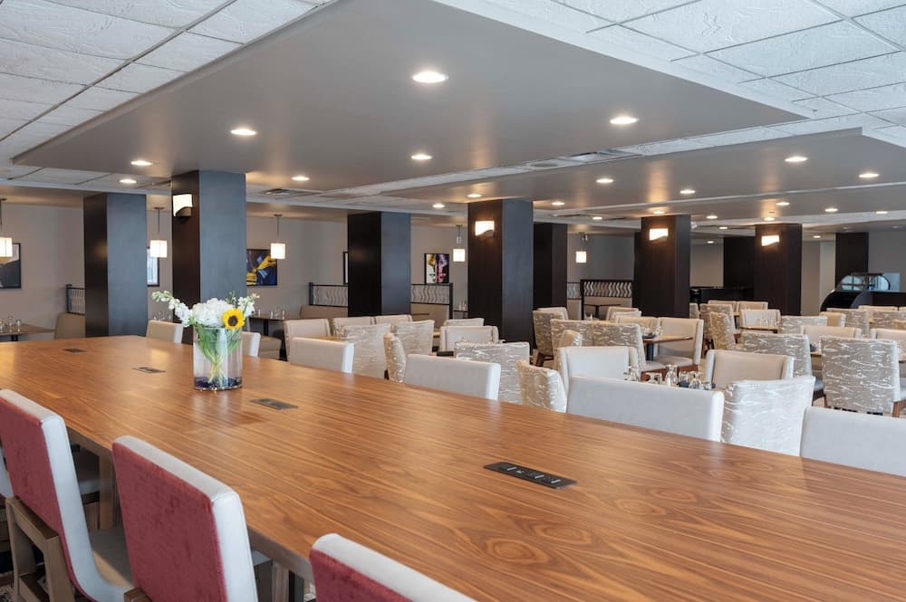 Crowne Plaza Indianapolis-Airport by IHG