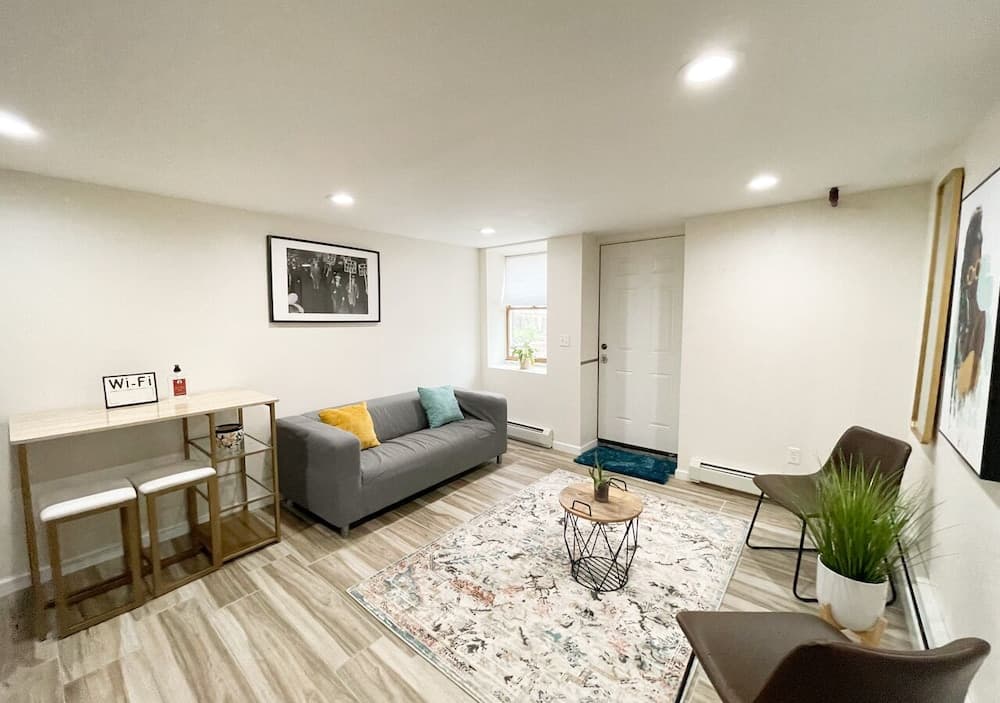 Fox Point Modern Apartment