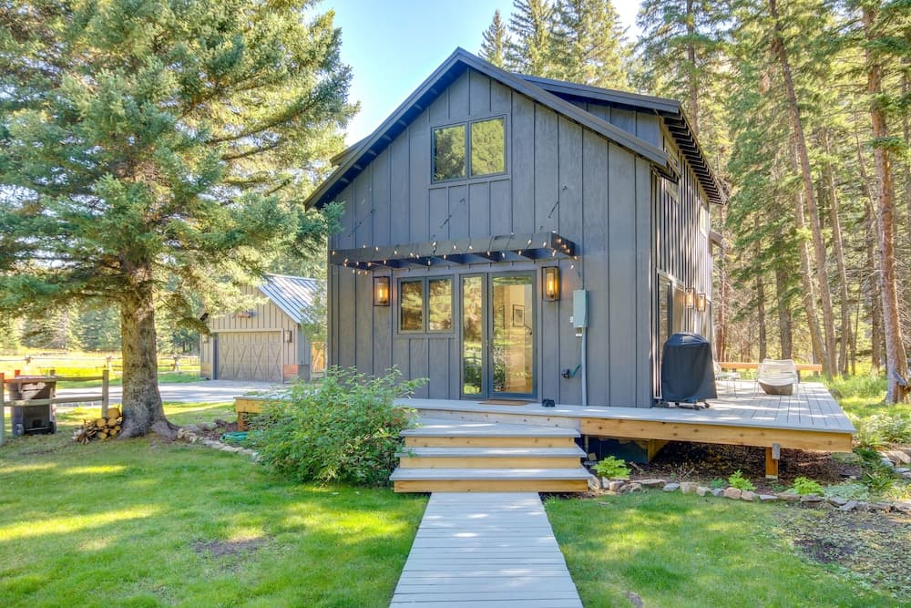 Modern Riverfront Home: 6 Mi to Big Sky Town!