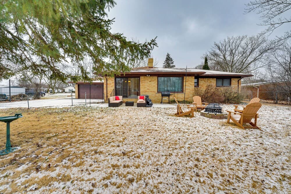 Fire Pit & Yard: Family Home in Farmington Hills!