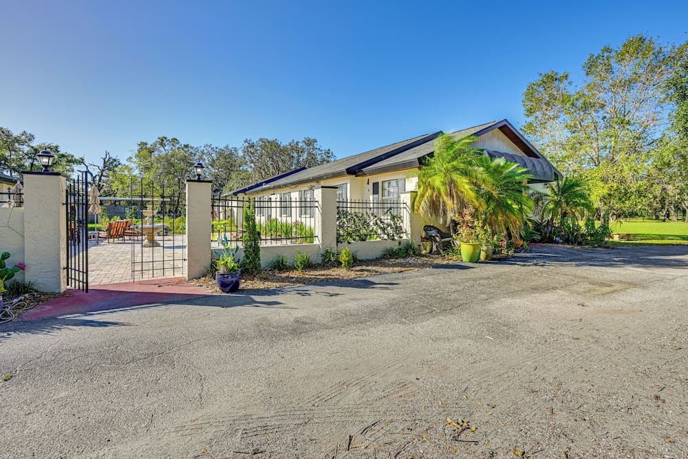 8 Mi to Tarpon Springs Sponge Docks: Home w/ Grill